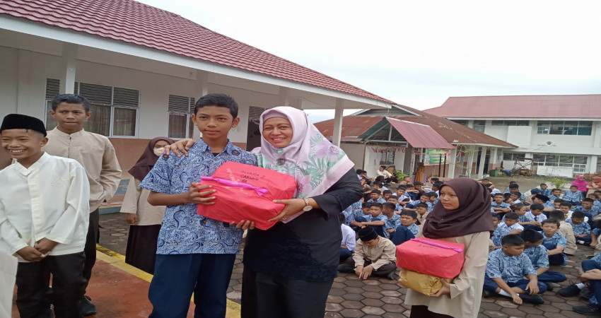 Kepala MTsN 5 Kota Padang- Serahkan Hadiah Pemuncak HUT RI