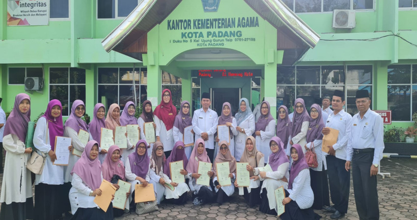 Enam Guru MTsN 5 Kota Padang Terima SK Kenaikan Pangkat Dari Kakankemenag Kota Padang.