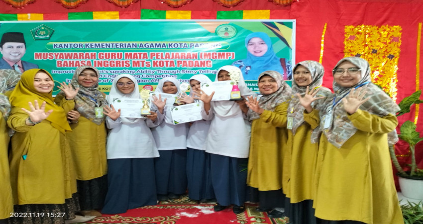 Empat Srikandi MTsN 5 Padang Raih Juara Story Telling dan English Song Tingkat MTs Se-Kota Padang