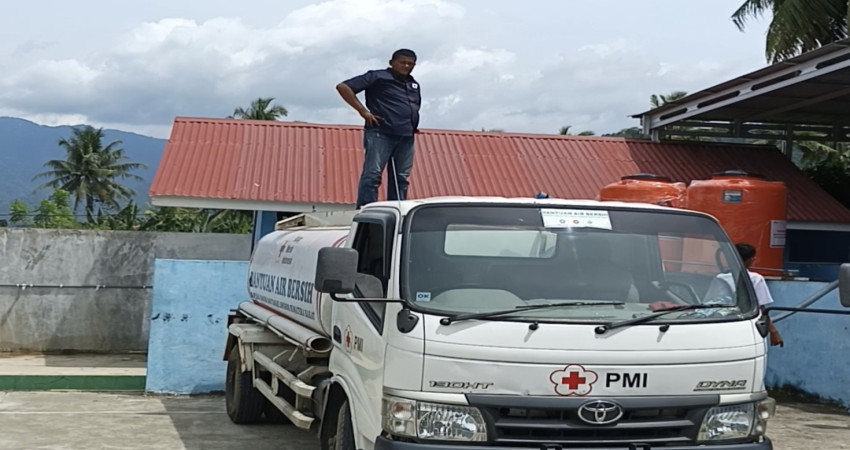 Putus Irigasi Pascabanjir Galodo, PMI Kota Padang Bantu Kebutuhan Air Bersih MTsN 5 Kota Padang