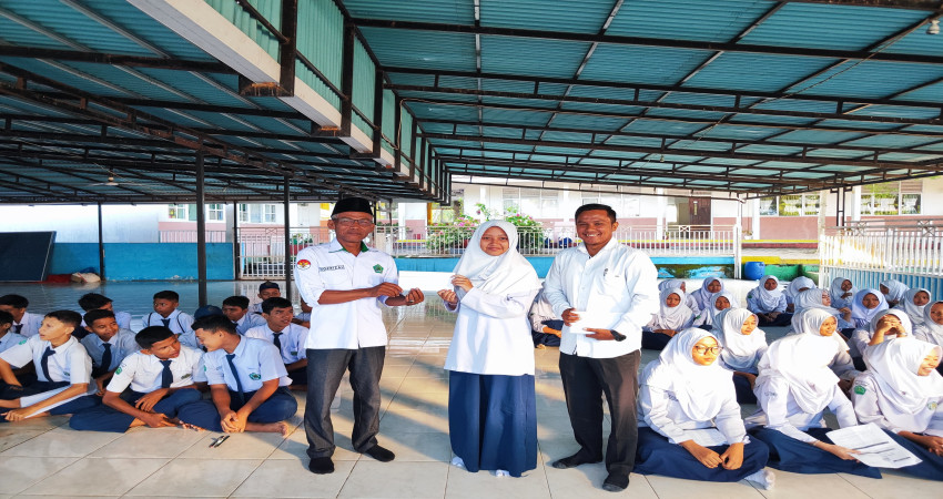 MTsN 5 Kota Padang Berbagi Kasih, Salurkan Zakat Guru untuk 73 Siswa