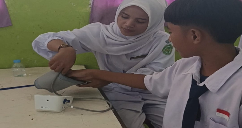 Tindak Lanjut MoU, MTsN 5 Kota Padang dan Puskesmas Belimbing Gelar Pemeriksaan Kesehatan Gratis Siswa