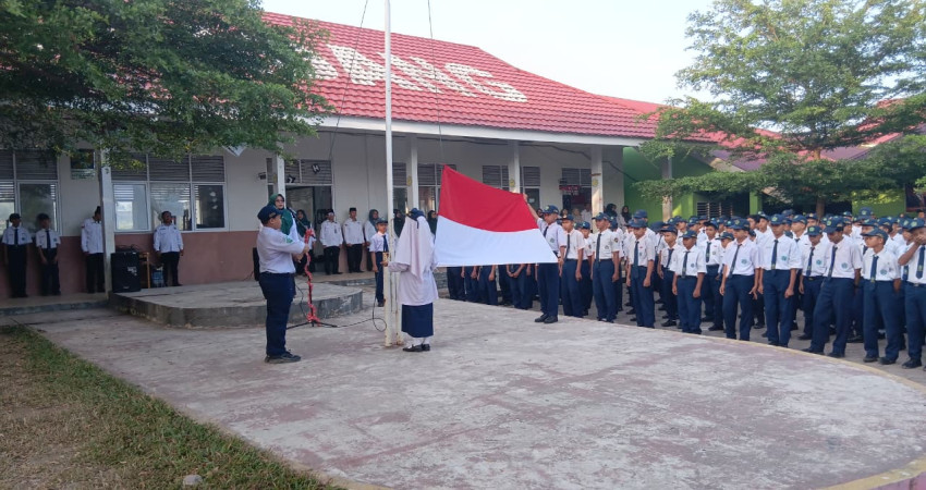 Pembina Upacara Tekankan Growth Mindset dalam Upacara Bendera MTsN 5 Kota Padang