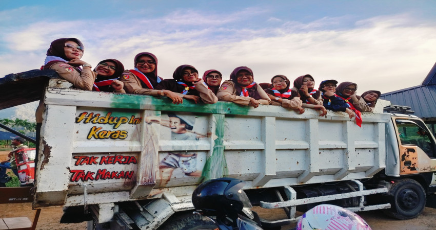 Suka Duka Melintas Rimba, Guru MTsN 5 Kota Padang Berdayakan Truk dengan Semangat Membara Demi Perjusa di Lumin Camp