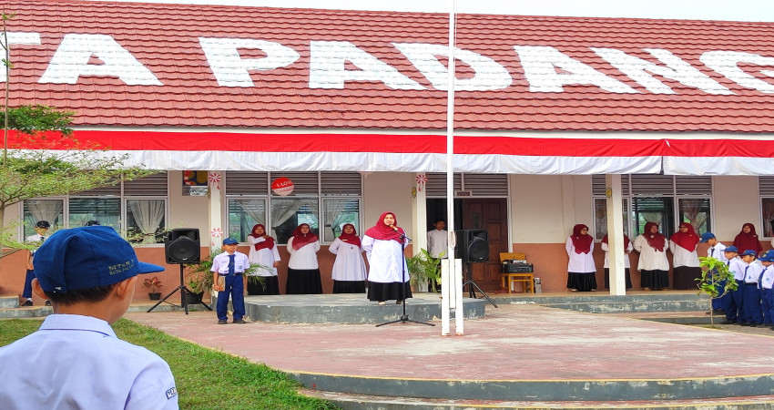 “Stop Bullying di Lingkungan MTsN 5 Kota Padang “ tema Upacara Bendera