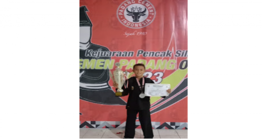 Ifran, Siswa MTsN 5 Kota Padang Raih Medali Perak Dalam Kejuaraan Pencak Silat Semen Padang Open