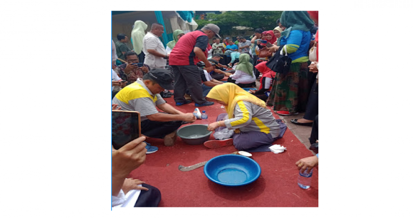 Meriahkan HAB RI, Kakankemenag Kota Padang Ikut Lomba Kukur Kelapa