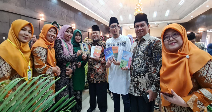 Guru MTsN 5 Kota Padang Serahkan Karya Buku