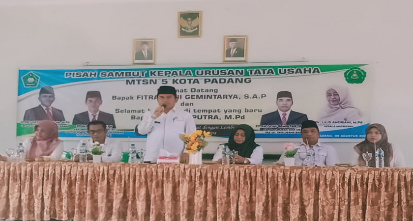 Antar Tugas Kepala Urusan Tata Usaha MTsN 5 Kota Padang Disambut Dengan Tari Persembahan