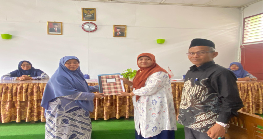 Kepala MTsN 5 Kota Padang Sampaikan Ucapan Terima Kasih Kepada Wakakur dalam Serah Terima Jabatan