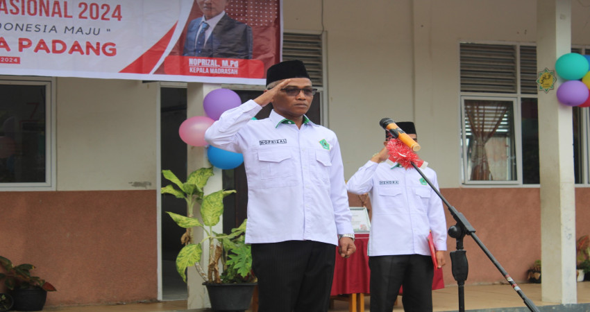 Noprizal Bacakan Pesan Menteri Negara dalam Peringatan Hari Guru Nasional 2024 di MTsN 5 Kota Padang