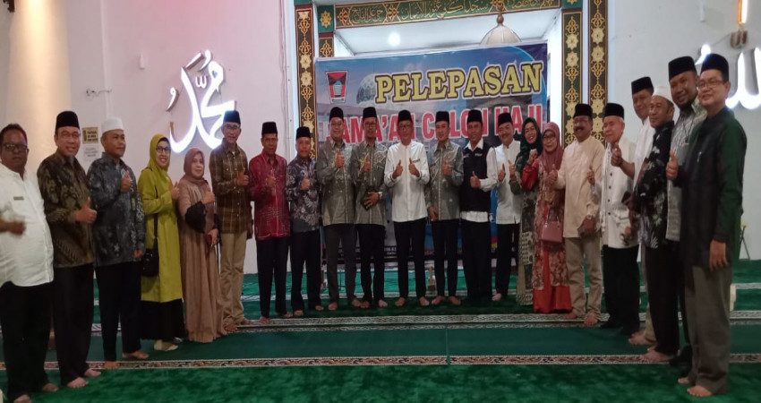 Kepala MTsN 5 Kota Padang, Lilis Andriani Ikut melepas Calon Jemaah Haji Tahun 1444 H / 2023 M