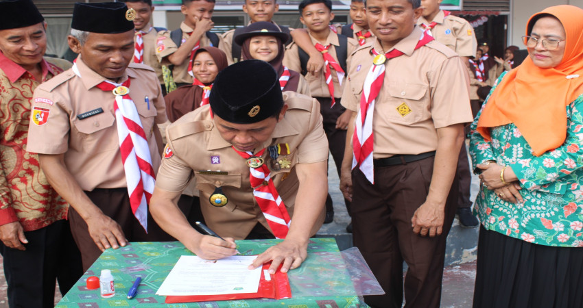 Kakankemenag Kota Padang Menandatangani Berita Acara Pembinaan Zona Integritas di MTsN 5 Kota Padang