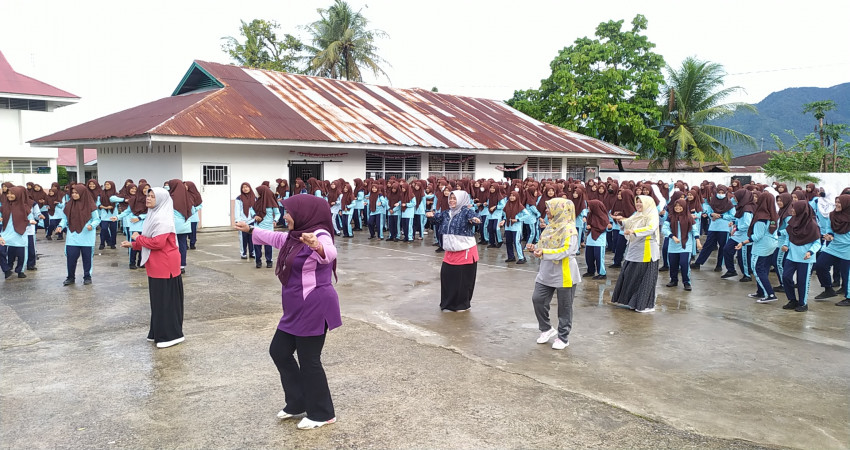 Semangat Pagi Senam Tekewer - Kewer Ala MTsN 5 Padang Meriah