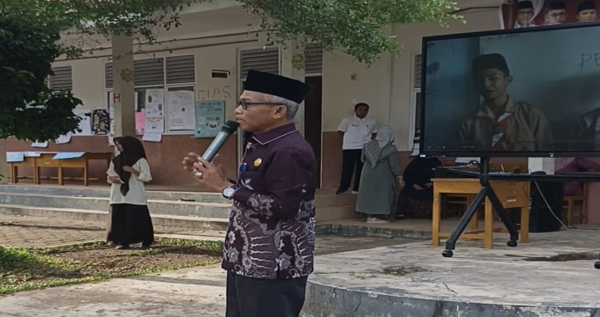 Bangun Jiwa Memiliki, Kepala MTsN 5 Kota Padang Ajak Warga Madrasah Jaga Lingkungan Bersama