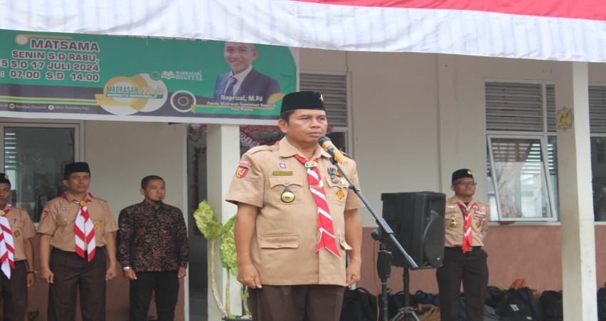 Kakankemenag Kota Padang Jadi Pembina Upacara HUT Pramuka di MTsN 5 Padang