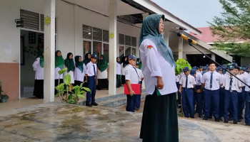 MTsN 5 Kota Padang Gelar Upacara Bendera, Vivi Yastika Sari Tekankan Disiplin Diri Menjaga Kebersihan