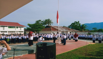 HUT RI ke 77, MTsN 5 Kota Padang Laksanakan Upacara Bendera Dengan Khidmat