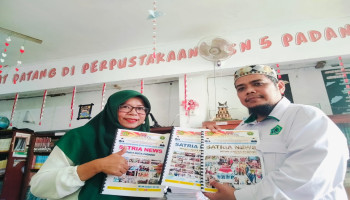 Waka Humas Serahkan Buletin Satria News ke Perpustakaan MTsN 5 Kota Padang: Jembatan Informasi Bagi Guru dan Siswa