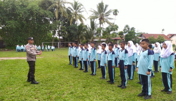 Tanamkan Disipilin, Polsek Kuranji Latih PBB Pada Siswa MTsN 5 Kota Padang