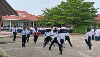 PASIPUR MTsN 5 Kota Padang Unjuk Penampilan RUKIBRA pada Upacara Bendera