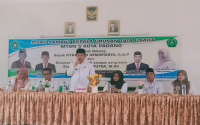 Antar Tugas Kepala Urusan Tata Usaha MTsN 5 Kota Padang Disambut Dengan Tari Persembahan