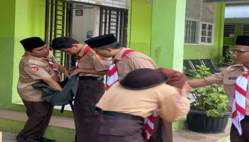 KakanKemenag Kota Padang Lakukan Razia Senjam dan HP di MTsN 5 Kota Padang