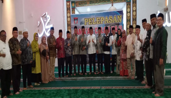 Kepala MTsN 5 Kota Padang, Lilis Andriani Ikut melepas Calon Jemaah Haji Tahun 1444 H / 2023 M