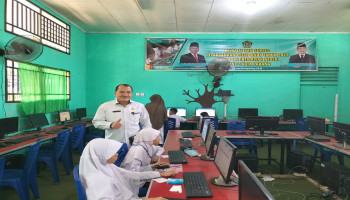 Kasi Penmad Kementerian Agama Kota Padang Tinjau Pelaksanaan ANBK Di MTsN 5 Kota Padang