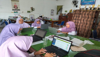 Dedikasi Tak Tergoyahkan: Guru MTsN 5 Kota Padang Tetap Fokus Mengisi RDM Pasca Gempa