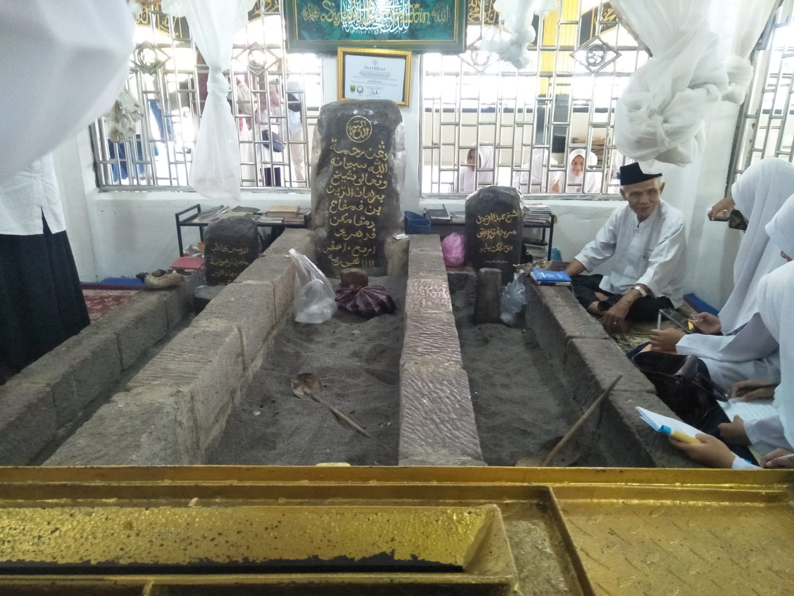 Wawancara siswa dengan juru kunci makam