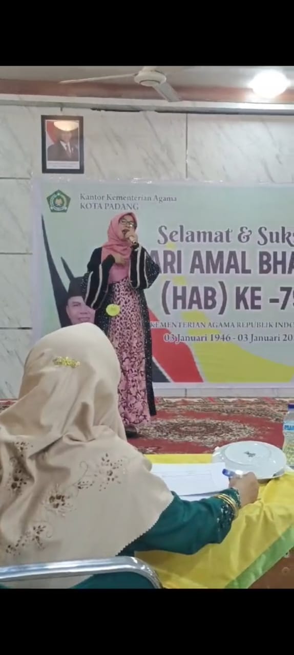 Penampilan Resniati, guru MTsN 5 Kota Padang dalam lomba Solo song antar ASN Kemenag Kota Padang , Selasa (10/12)